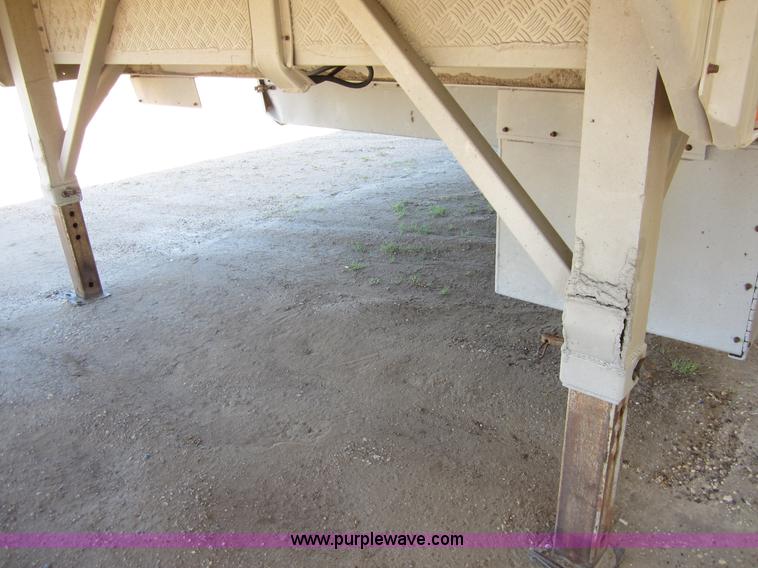 image for item B3213 1995 Barrett 50' livestock trailer