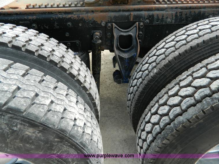 image for item B3651 1997 Peterbilt 379 Day Cab semi truck