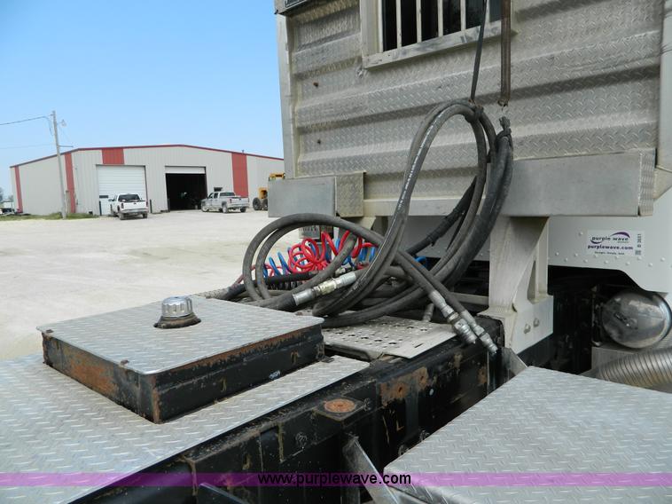 image for item B3651 1997 Peterbilt 379 Day Cab semi truck