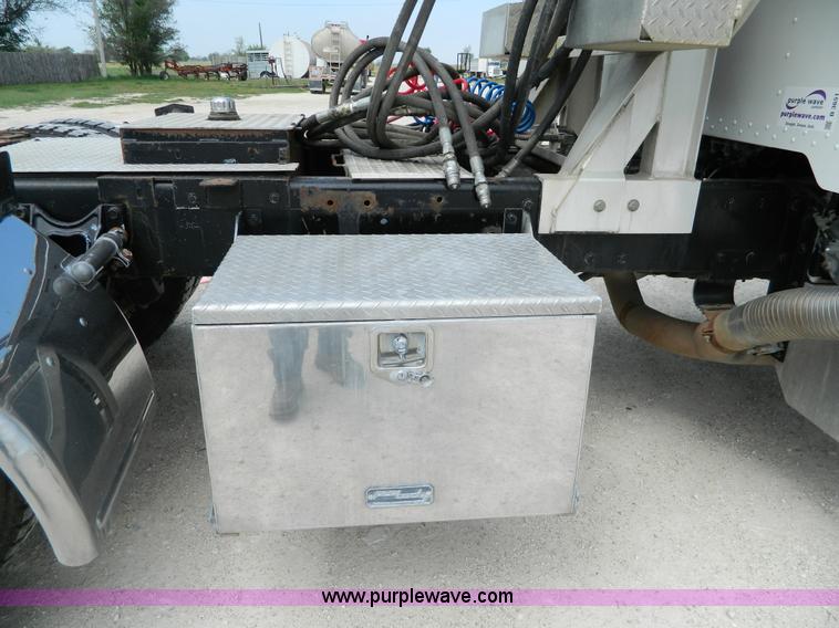 image for item B3651 1997 Peterbilt 379 Day Cab semi truck