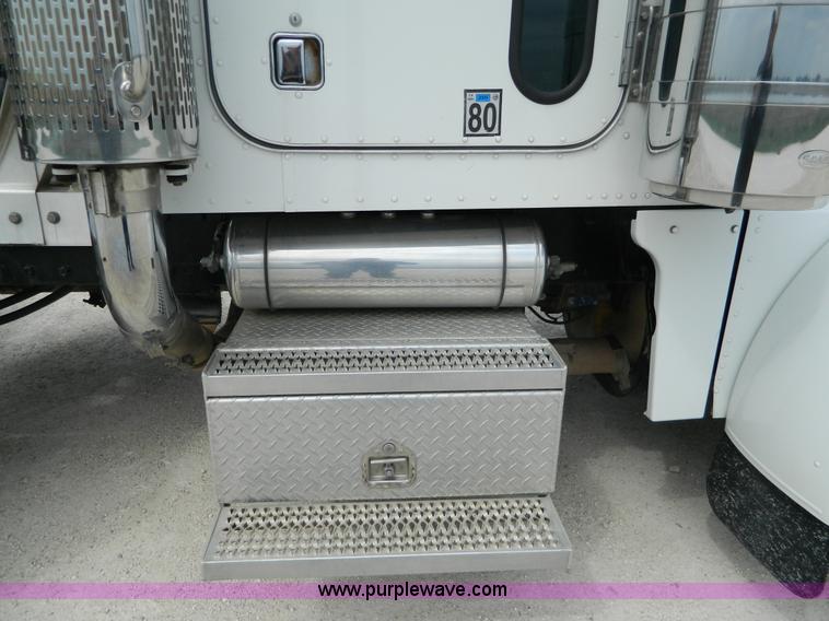 image for item B3651 1997 Peterbilt 379 Day Cab semi truck