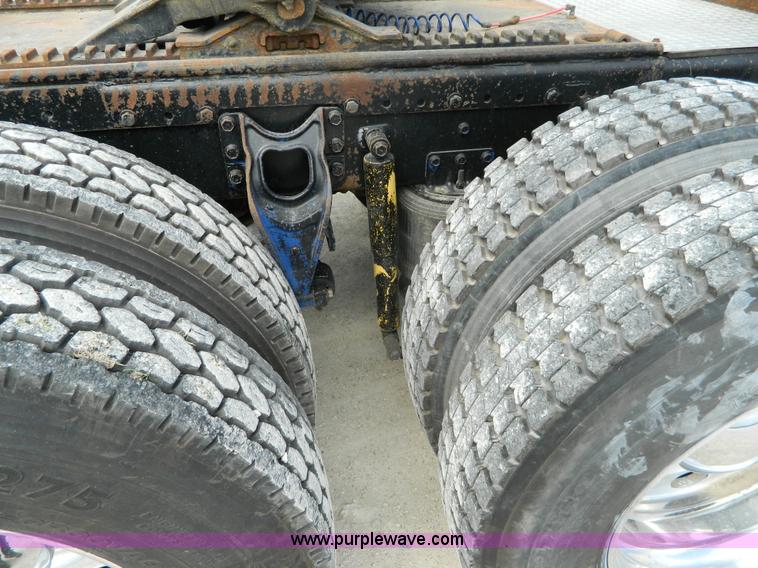 image for item B3651 1997 Peterbilt 379 Day Cab semi truck