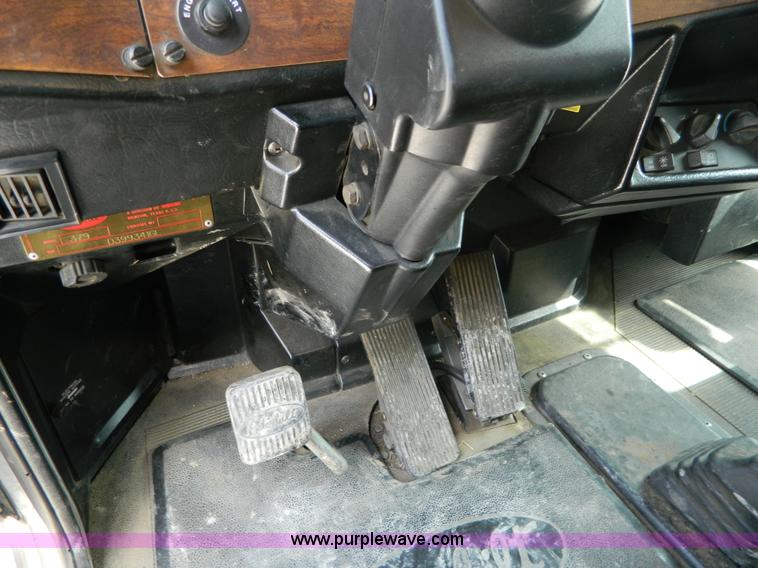 image for item B3651 1997 Peterbilt 379 Day Cab semi truck