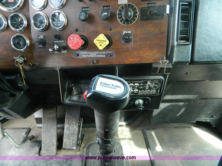 image for item B3651 1997 Peterbilt 379 Day Cab semi truck