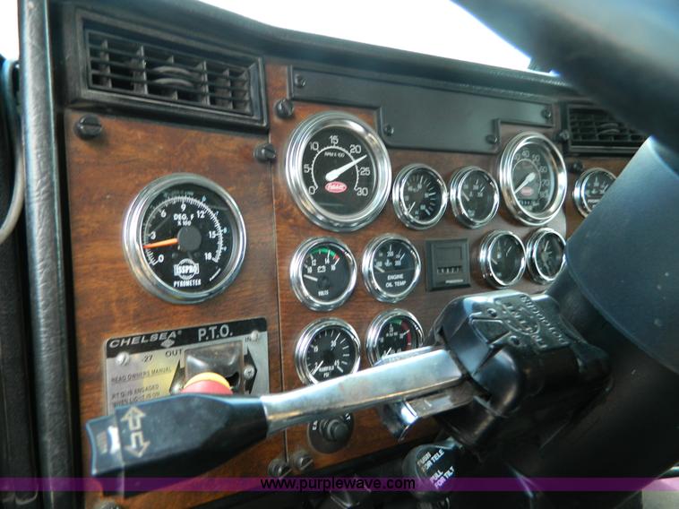 image for item B3651 1997 Peterbilt 379 Day Cab semi truck