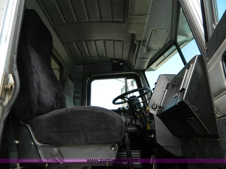 image for item B3651 1997 Peterbilt 379 Day Cab semi truck