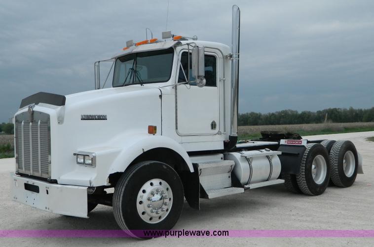 image for item B3652 1996 Kenworth Day Cab semi truck