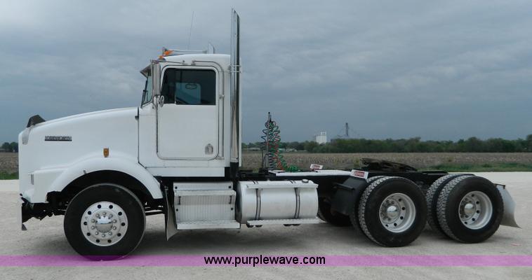 image for item B3652 1996 Kenworth Day Cab semi truck