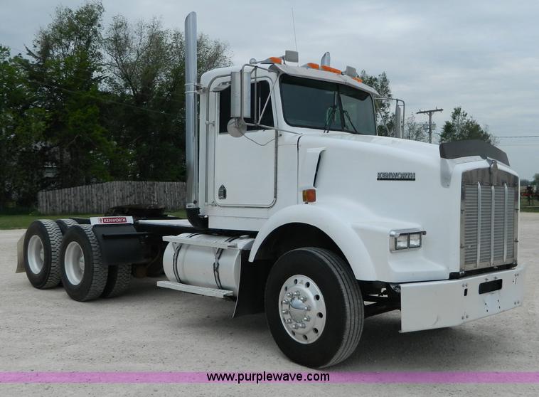 image for item B3652 1996 Kenworth Day Cab semi truck
