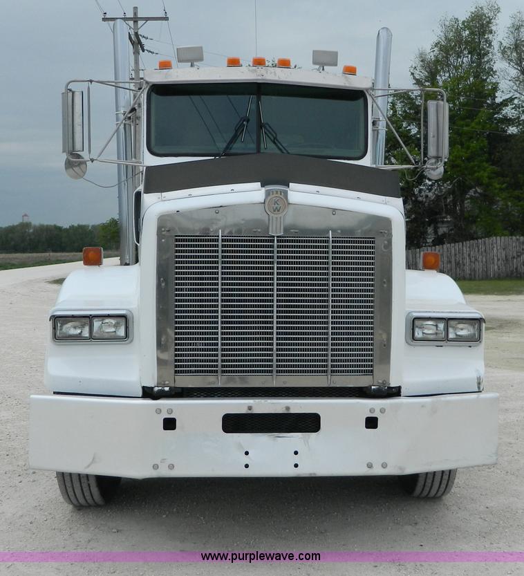 image for item B3652 1996 Kenworth Day Cab semi truck