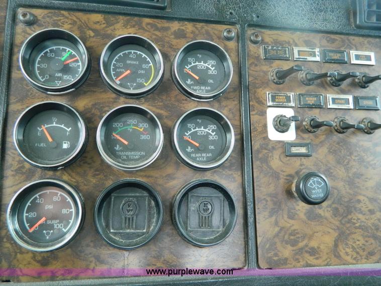 image for item B3652 1996 Kenworth Day Cab semi truck