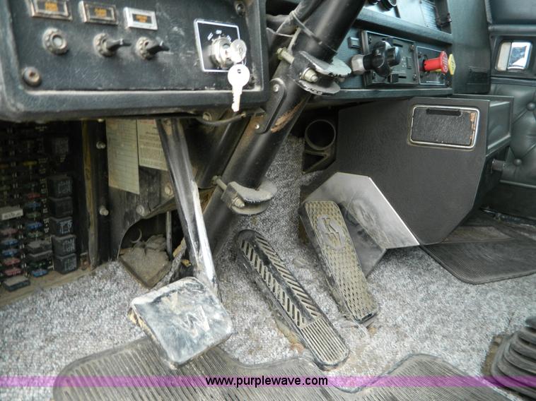 image for item B3652 1996 Kenworth Day Cab semi truck