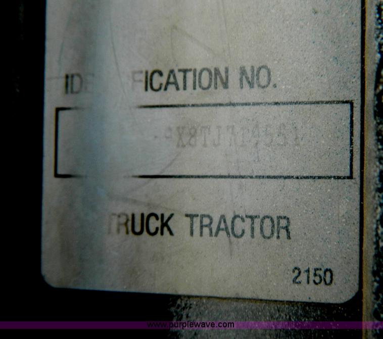 image for item B3652 1996 Kenworth Day Cab semi truck