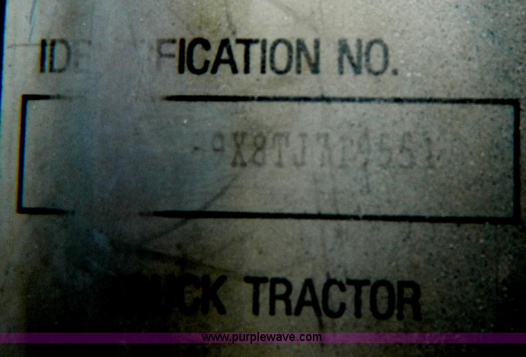 image for item B3652 1996 Kenworth Day Cab semi truck