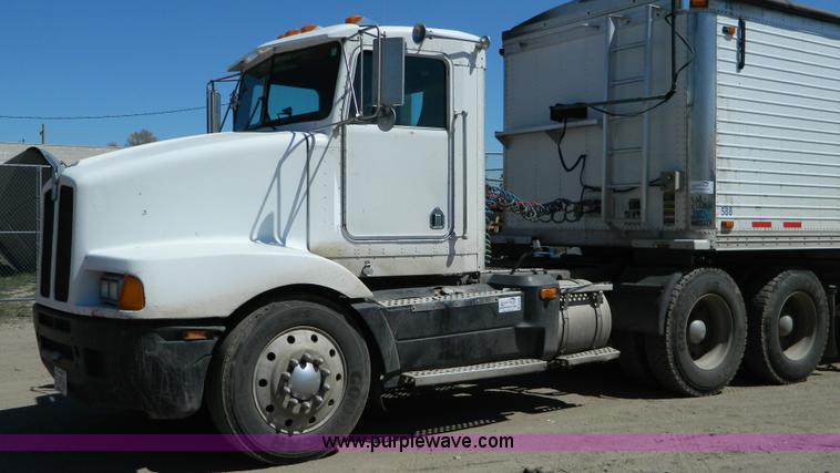 image for item B3654 1994 Kenworth T600 semi truck
