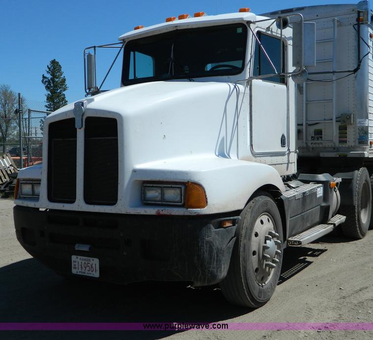 image for item B3654 1994 Kenworth T600 semi truck