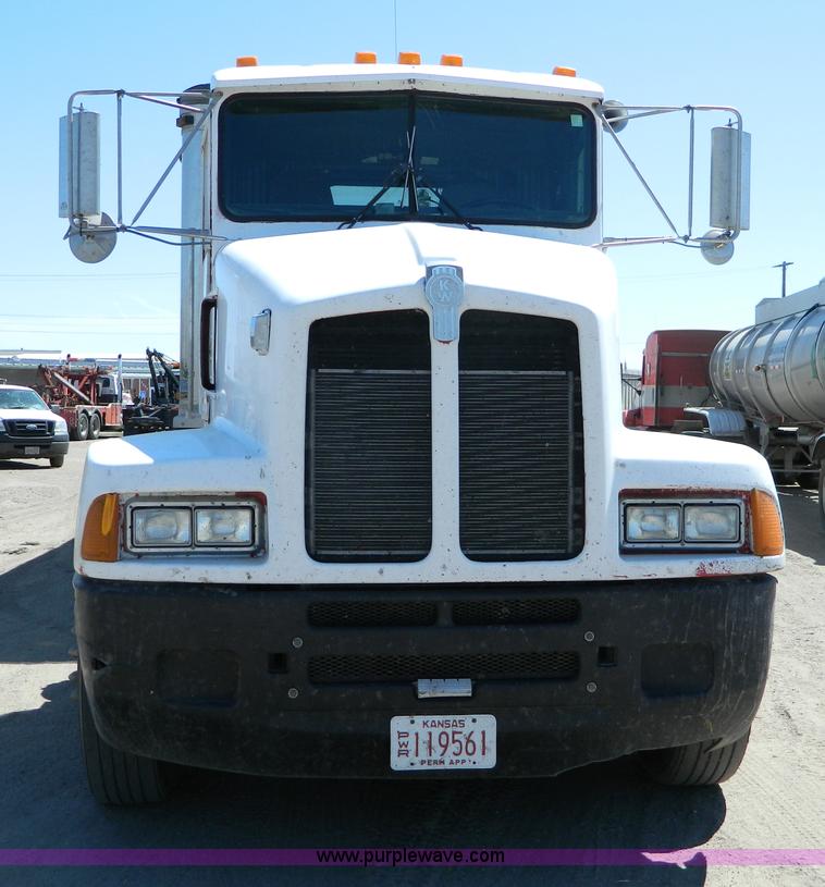 image for item B3654 1994 Kenworth T600 semi truck