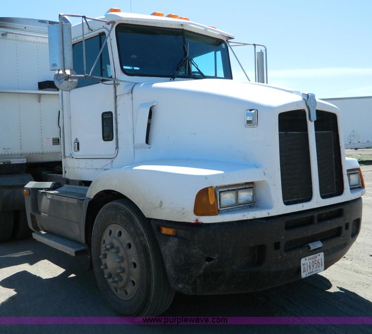 image for item B3654 1994 Kenworth T600 semi truck