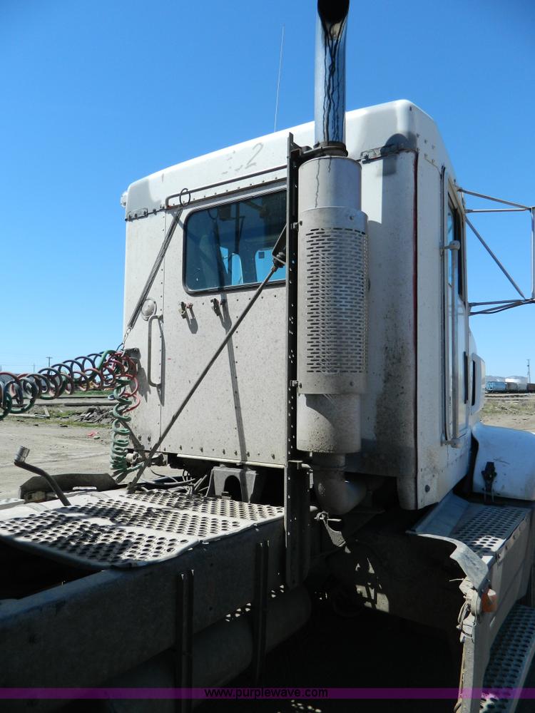 image for item B3654 1994 Kenworth T600 semi truck