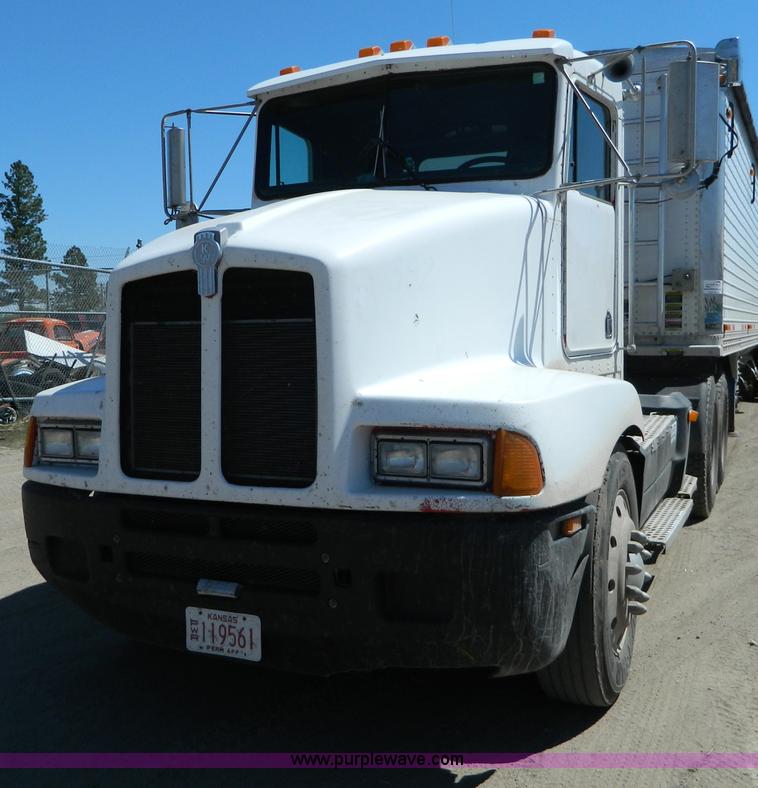 image for item B3654 1994 Kenworth T600 semi truck