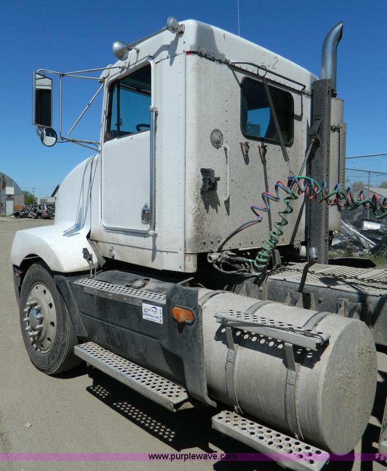 image for item B3654 1994 Kenworth T600 semi truck