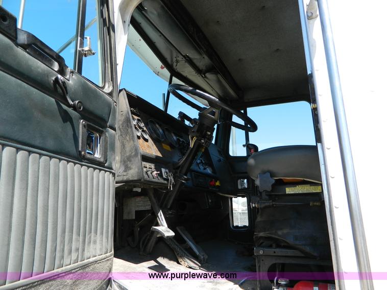 image for item B3654 1994 Kenworth T600 semi truck