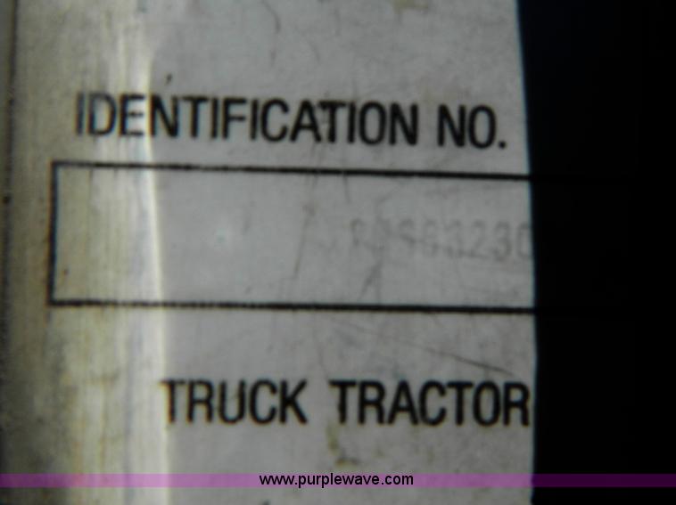 image for item B3654 1994 Kenworth T600 semi truck