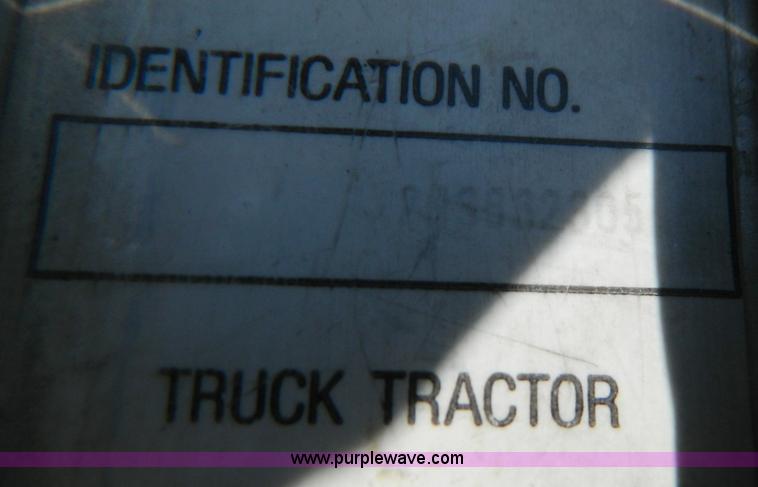 image for item B3654 1994 Kenworth T600 semi truck