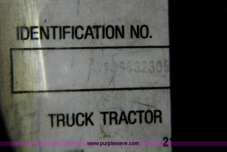 image for item B3654 1994 Kenworth T600 semi truck