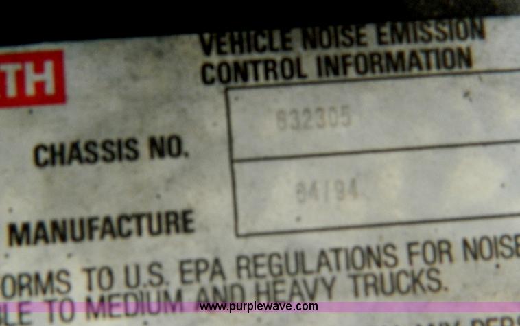 image for item B3654 1994 Kenworth T600 semi truck