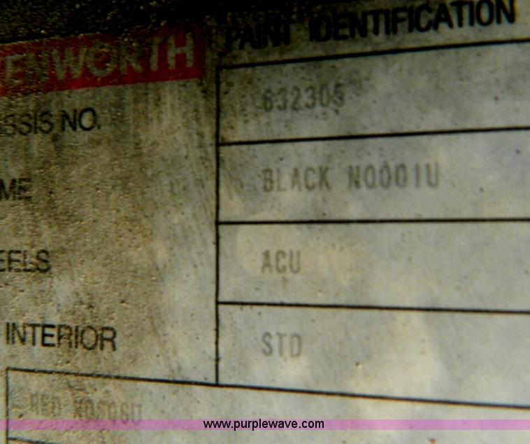 image for item B3654 1994 Kenworth T600 semi truck