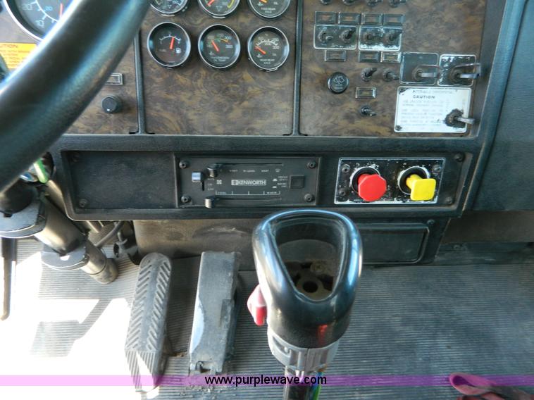 image for item B3654 1994 Kenworth T600 semi truck