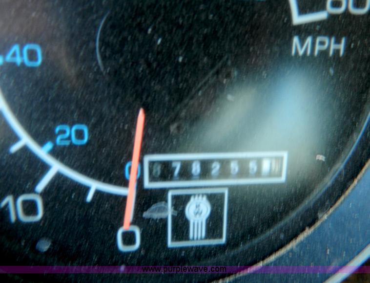 image for item B3654 1994 Kenworth T600 semi truck