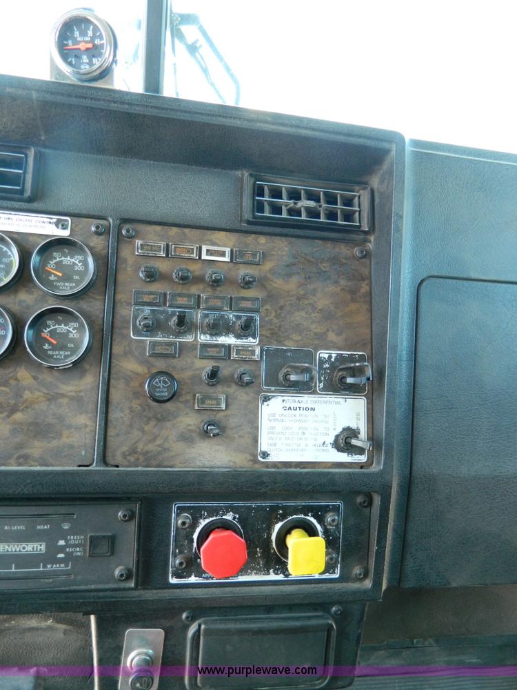 image for item B3654 1994 Kenworth T600 semi truck