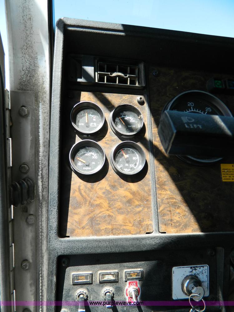 image for item B3654 1994 Kenworth T600 semi truck