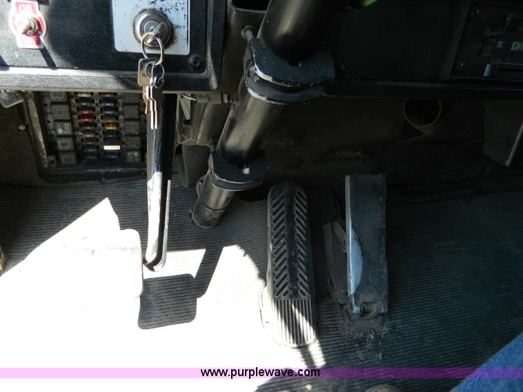 image for item B3654 1994 Kenworth T600 semi truck