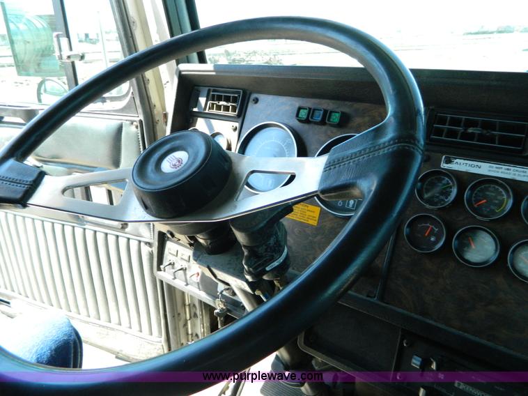 image for item B3654 1994 Kenworth T600 semi truck
