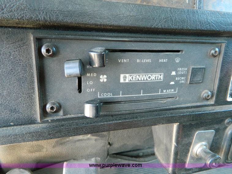 image for item B3654 1994 Kenworth T600 semi truck