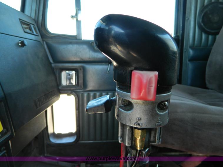 image for item B3654 1994 Kenworth T600 semi truck