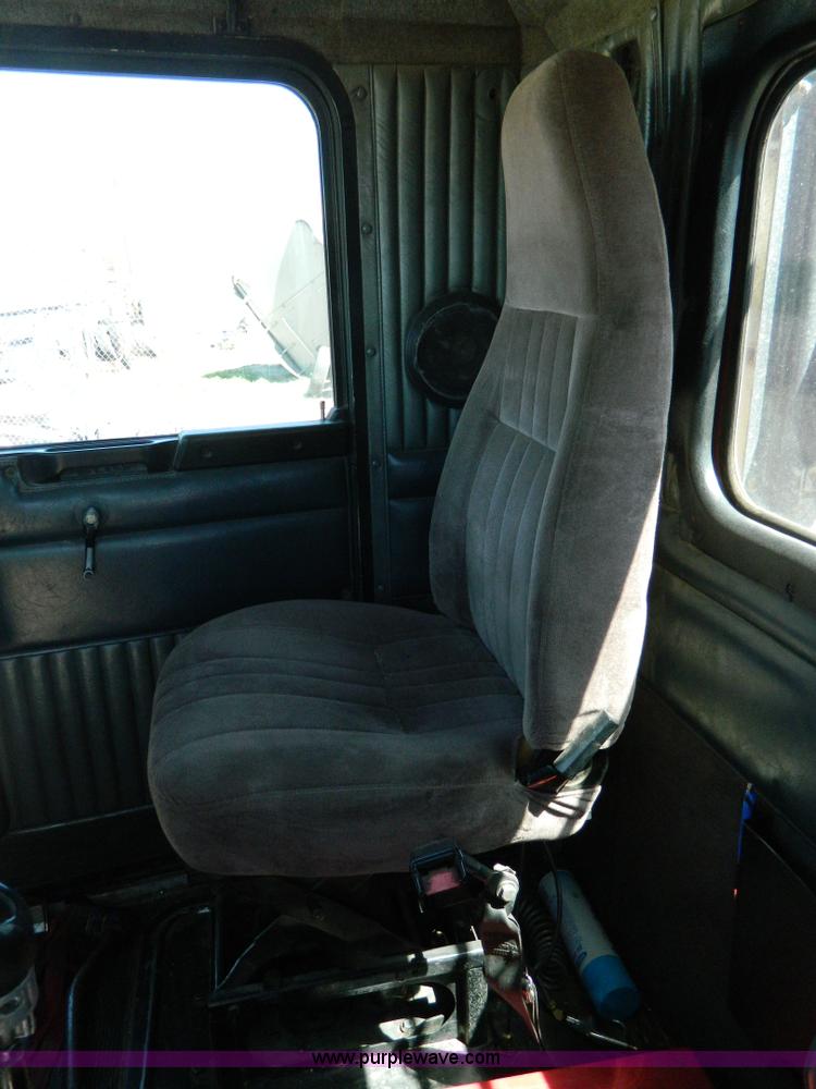 image for item B3654 1994 Kenworth T600 semi truck