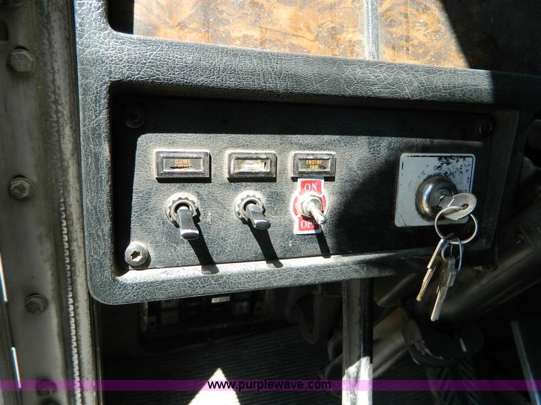 image for item B3654 1994 Kenworth T600 semi truck