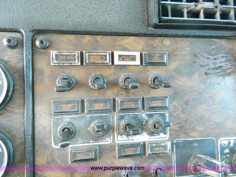 image for item B3654 1994 Kenworth T600 semi truck