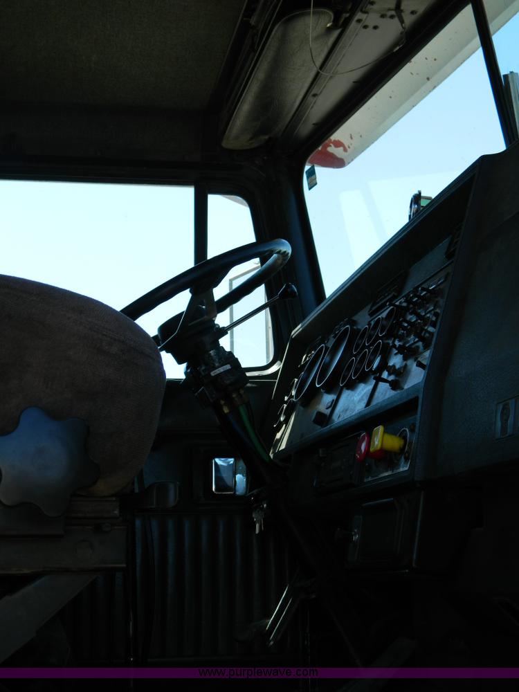 image for item B3654 1994 Kenworth T600 semi truck