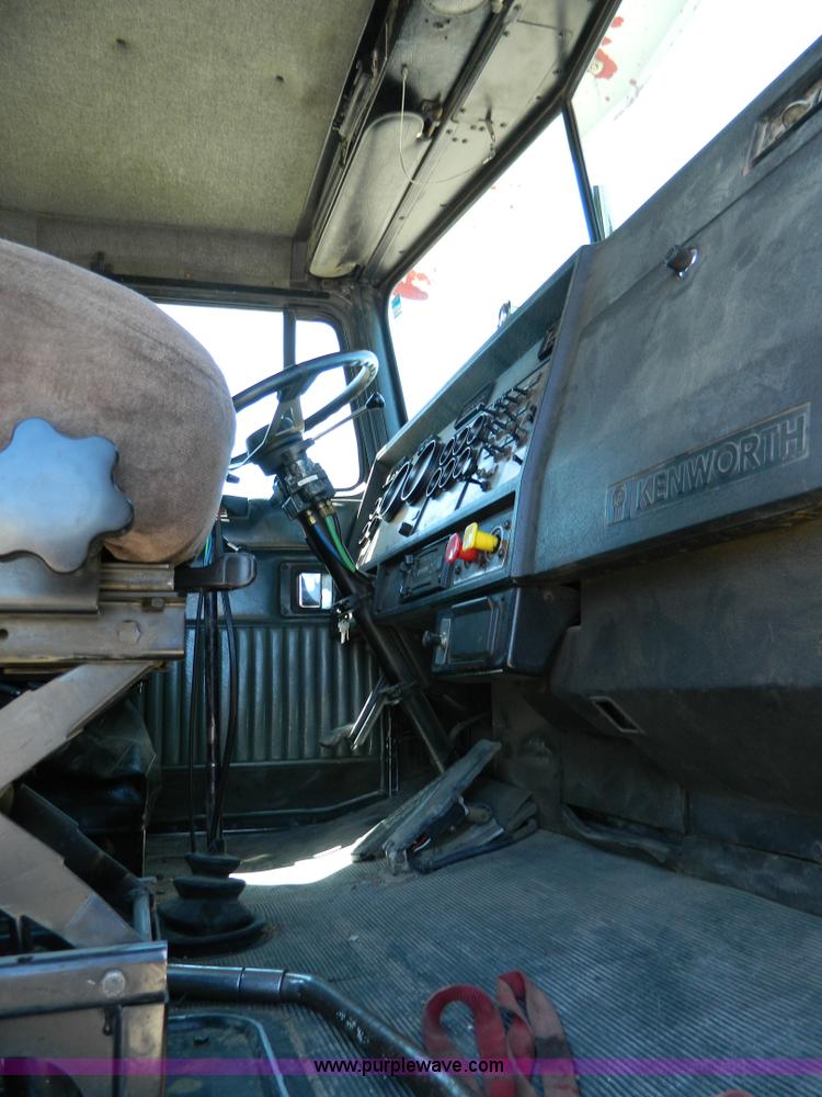 image for item B3654 1994 Kenworth T600 semi truck