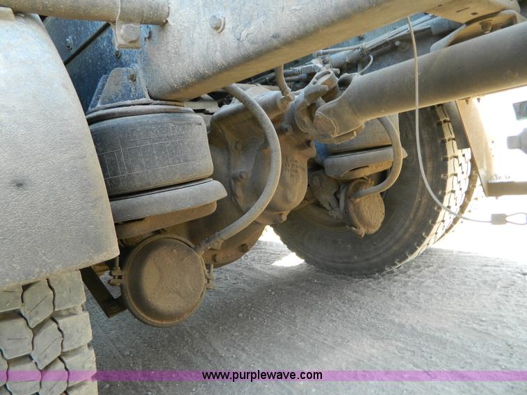 image for item B3654 1994 Kenworth T600 semi truck