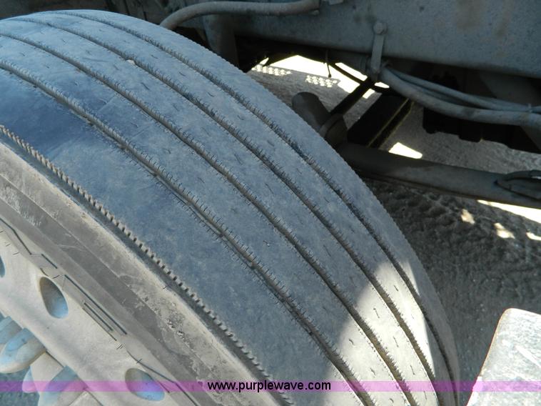 image for item B3654 1994 Kenworth T600 semi truck