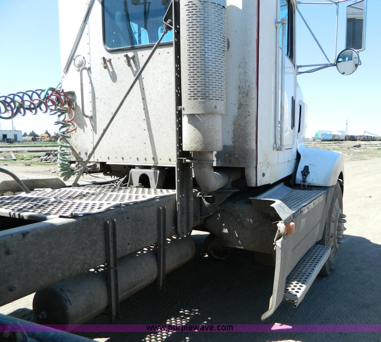 image for item B3654 1994 Kenworth T600 semi truck