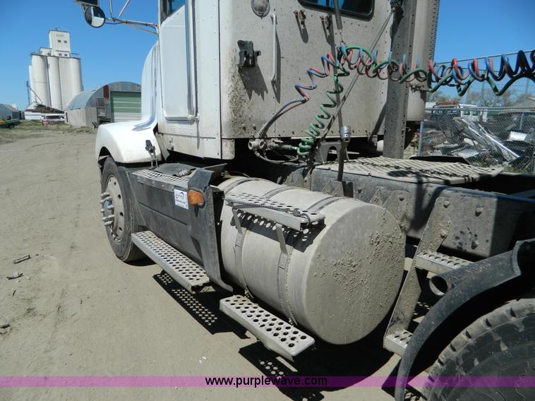 image for item B3654 1994 Kenworth T600 semi truck