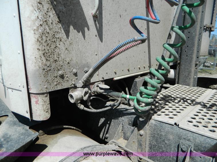 image for item B3654 1994 Kenworth T600 semi truck