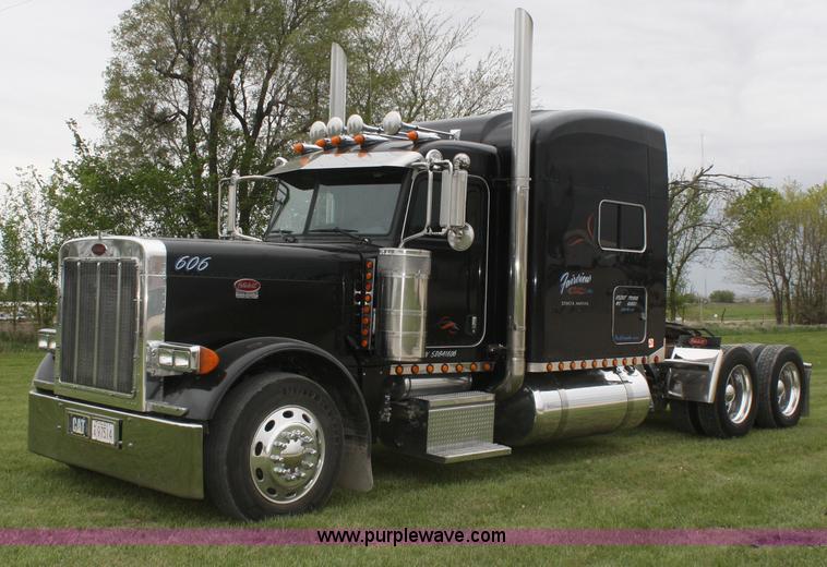 image for item B6575 2005 Peterbilt 379 semi truck